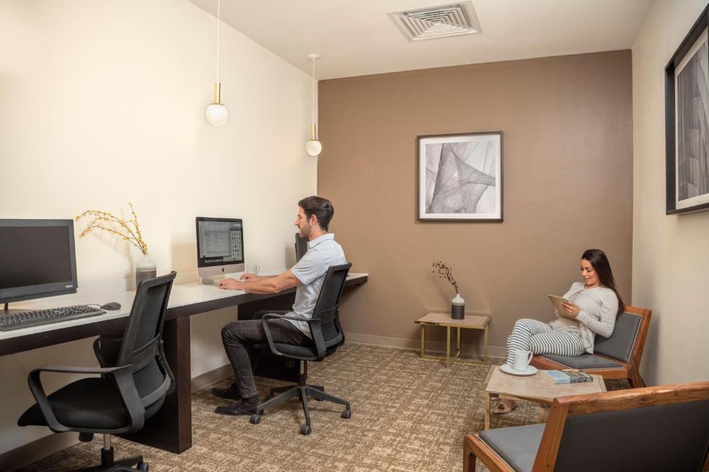 TV a/nebo společenská místnost v ubytování Staybridge Suites Silao by IHG