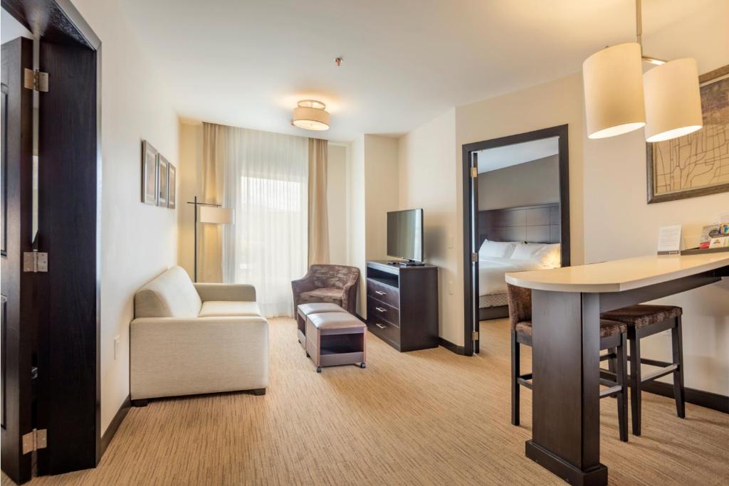 Posezení v ubytování Staybridge Suites Silao by IHG