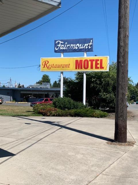 ein Restaurant-Motel-Schild an der Straßenseite in der Unterkunft Fairmount Motel in Port Angeles