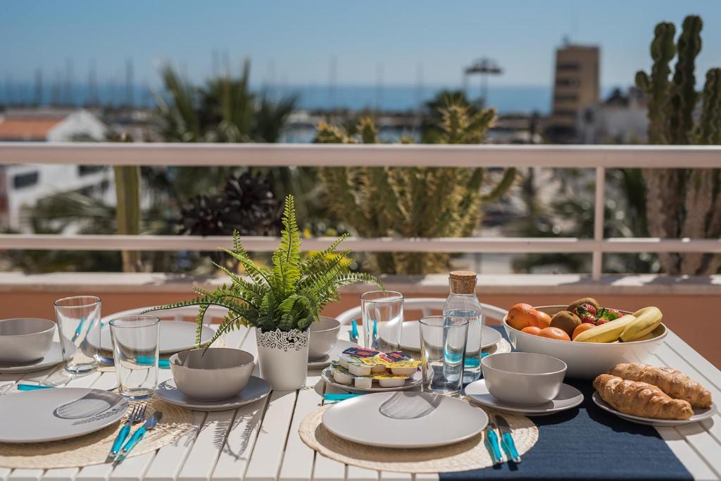 een tafel met een bord eten op een balkon bij Expoholidays - Vistas Puerto Aguadulce in Aguadulce