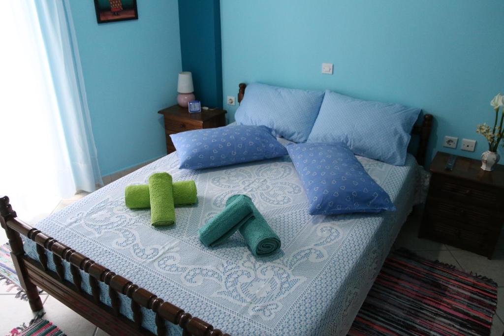 łóżko z dwoma misiami i poduszkami na nim w obiekcie Nafpaktos Apartments w mieście Nafpaktos