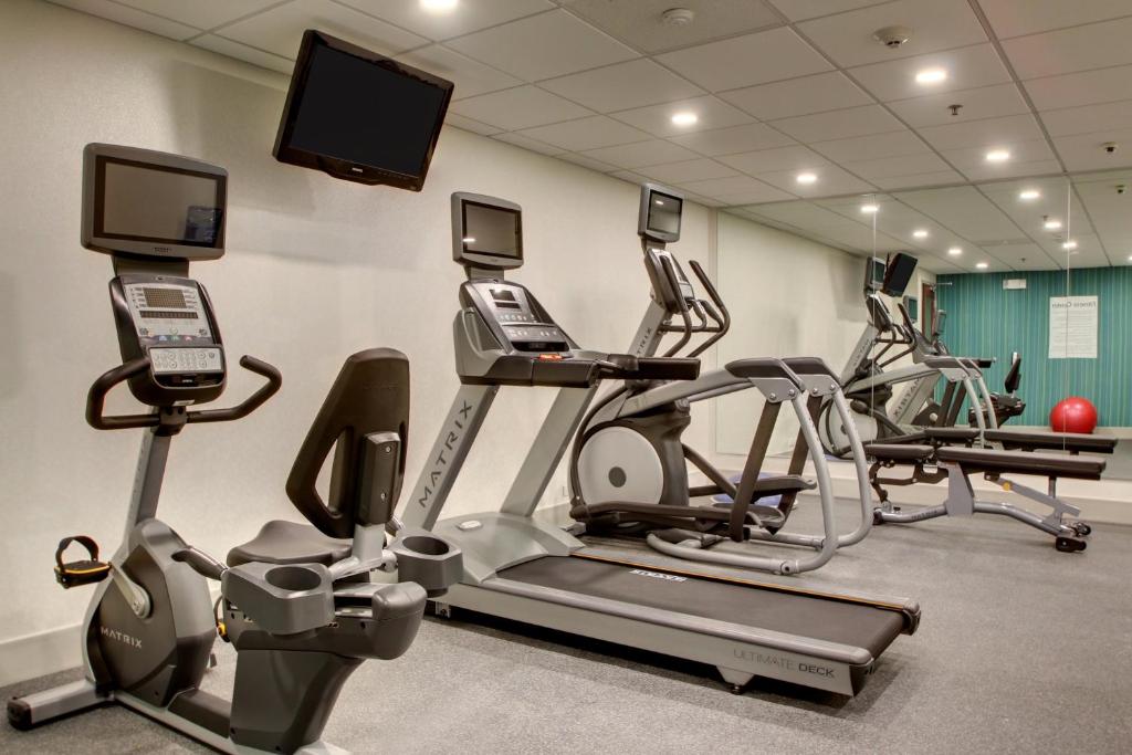Fitness centrum a/nebo fitness zařízení v ubytování Holiday Inn Express & Suites Aurora - Naperville by IHG
