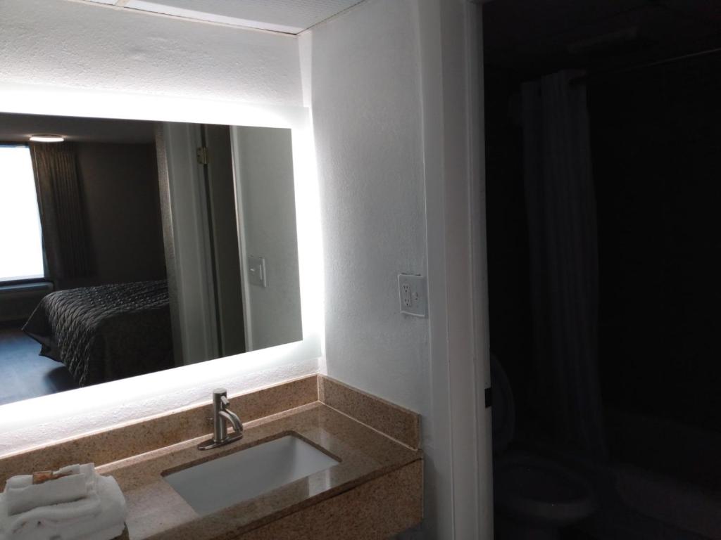 Gateway Inn Savannah - Standard King Room