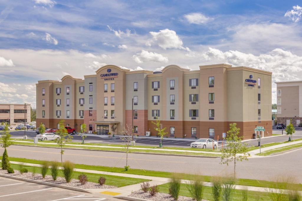 歐克雷爾的住宿－Candlewood Suites Eau Claire I-94, an IHG Hotel，酒店前方的 ⁇ 染