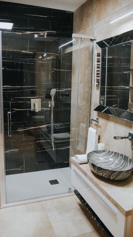 Kúpeľňa v ubytovaní Ekskluzywny Apartament GOLD Gardenia Dziwnów z widokiem na morze trzecie piętro 1 pokojowy EPapartamenty