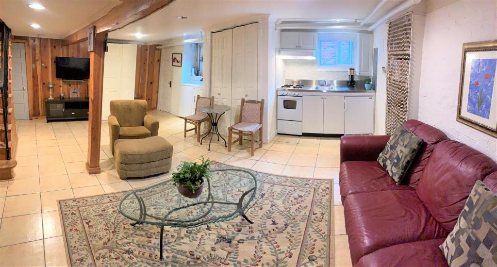 ein Wohnzimmer mit einem Sofa und einem Tisch in der Unterkunft First Floor One Bedroom Apartment with Full Kitchen & Bath in Washington