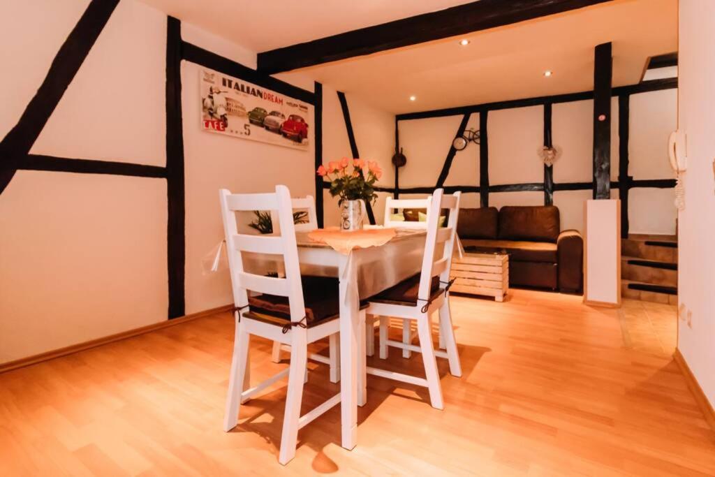 a dining room with a white table and chairs at Ferienwohnung Casa del Vino in Erbach im Odenwald