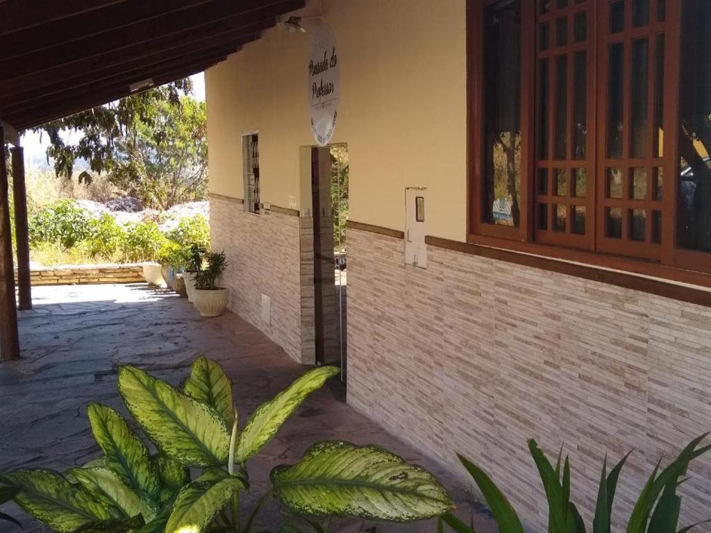 uma entrada para um edifício com uma porta e algumas plantas em Pousada do Professor em Pirenópolis
