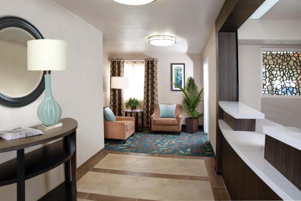 pasillo de una habitación de hotel con sala de estar en Candlewood Suites Cotulla, an IHG Hotel, en Cotulla