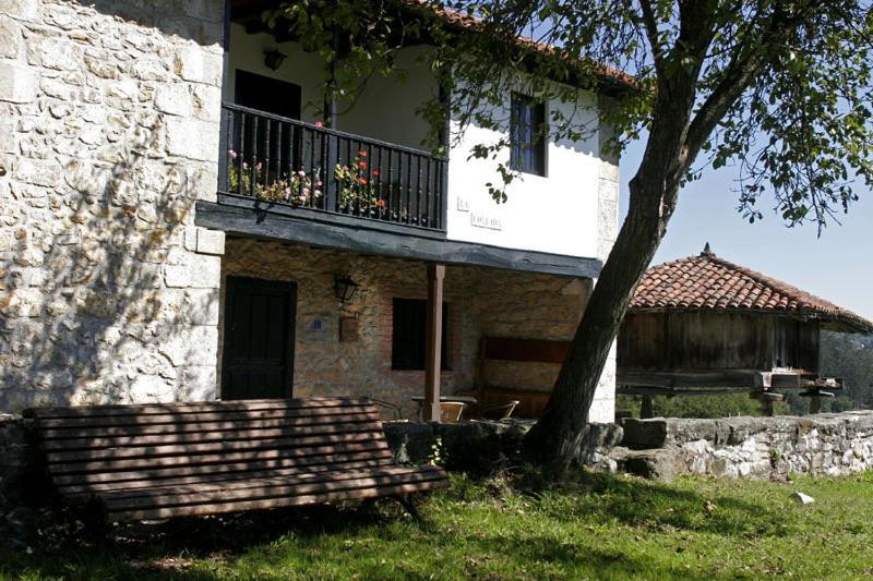 un edificio con un balcón con flores. en Casa Rural La Collada, en Sorribas