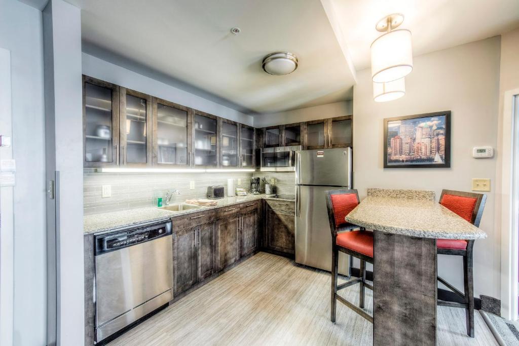 Staybridge Suites - University Area OSU, an IHG Hotel - 一居室皇后房间 - 残疾人进入tran淋浴