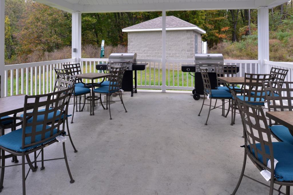 een patio met tafels en stoelen en een grill bij Candlewood Suites MORGANTOWN-UNIV WEST VIRGINIA, an IHG Hotel in Westover