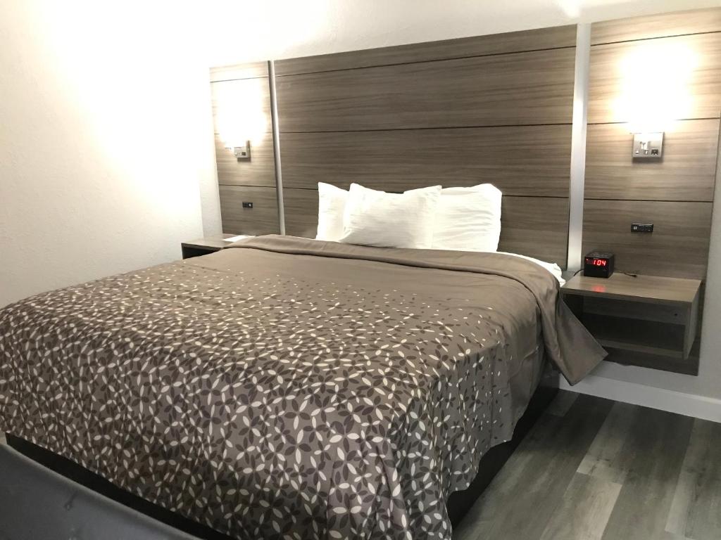 מיטה או מיטות בחדר ב-HomeTown Inn