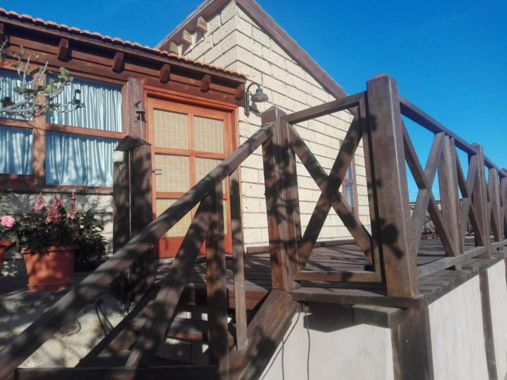 um deque de madeira ao lado de uma casa em Casa Zenaida em El Río