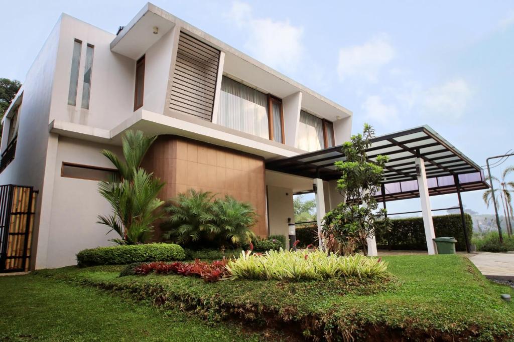 een huis met een tuin ervoor bij Villa Ubud Syariah in Bandung