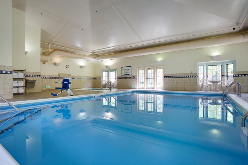 Bazén v ubytování Staybridge Suites Corning by IHG nebo v jeho okolí