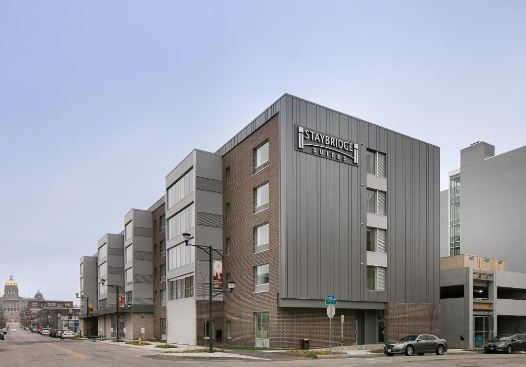 デモインにあるStaybridge Suites Des Moines Downtown, an IHG Hotelの看板付きの建物