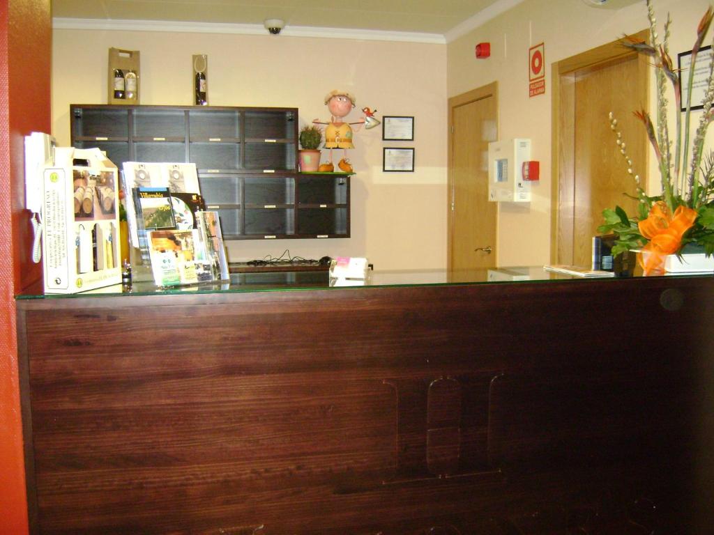 un bar en una habitación con barra en Hostal Jijones, en Villarrubia de los Ojos