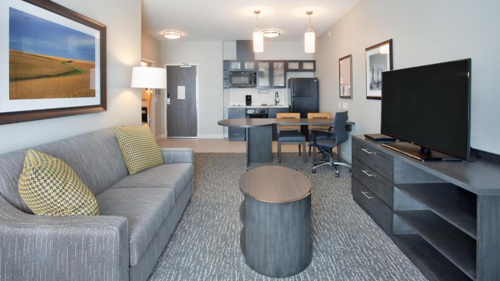 Candlewood Suites Grand Island by IHG - One-Bedroom King Suite With Hearing Accessible Tub