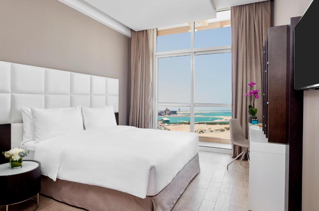 Postel nebo postele na pokoji v ubytování Staybridge Suites - Doha Lusail by IHG