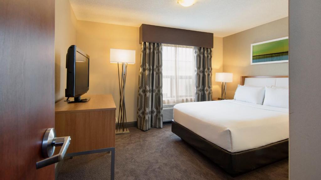 Телевизор и/или развлекательный центр в Holiday Inn Express Hotel & Suites Sherwood Park-Edmonton Area by IHG