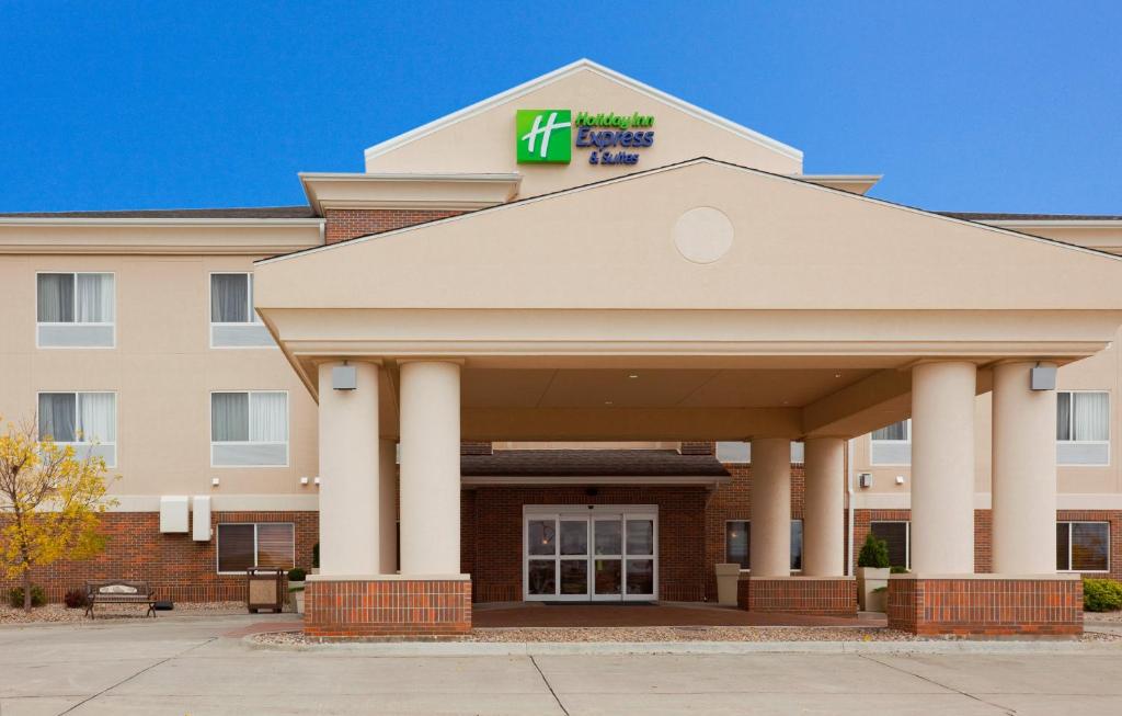 una vista frontal de un hotel con un cartel en Holiday Inn Express & Suites Yankton, an IHG Hotel, en Yankton