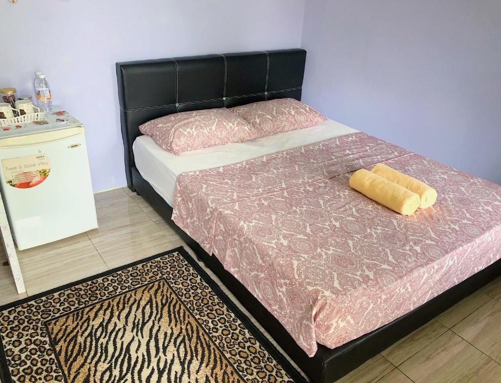 Voodi või voodid majutusasutuse Merdeka Guest House 2 toas