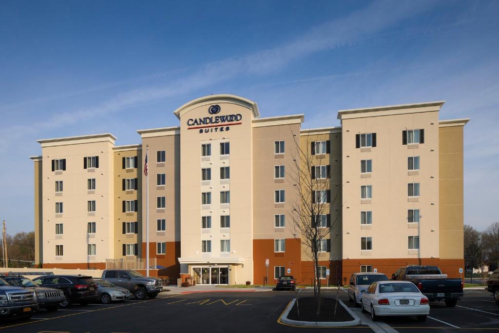 un hotel con coches estacionados en un estacionamiento en Candlewood Suites - Newark South - University Area, an IHG Hotel en Newark