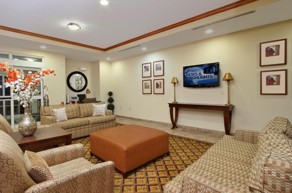 TV at/o entertainment center sa Candlewood Suites Norfolk Airport, an IHG Hotel