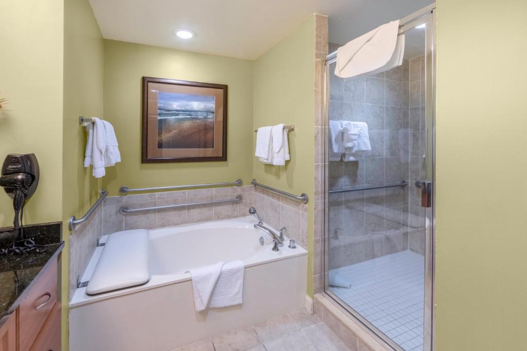 Um banheiro em Holiday Inn Club Vacations Sunset Cove Resort