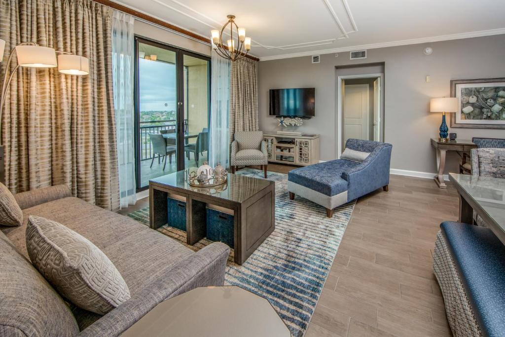 Uma área de estar em Holiday Inn Club Vacations Sunset Cove Resort
