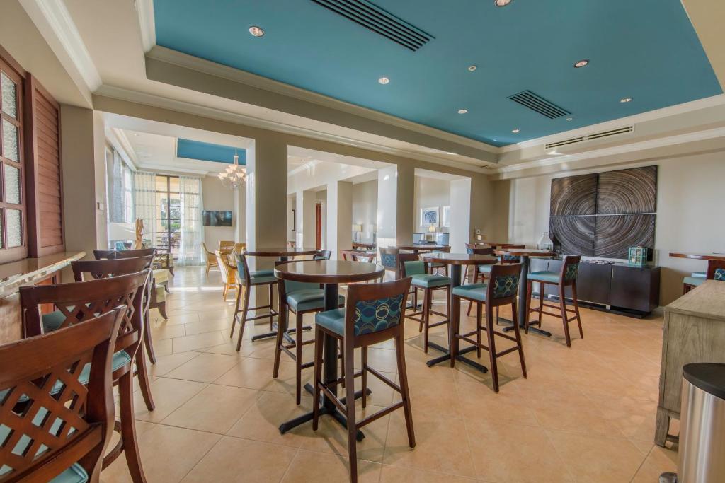Um restaurante ou outro lugar para comer em Holiday Inn Club Vacations Sunset Cove Resort