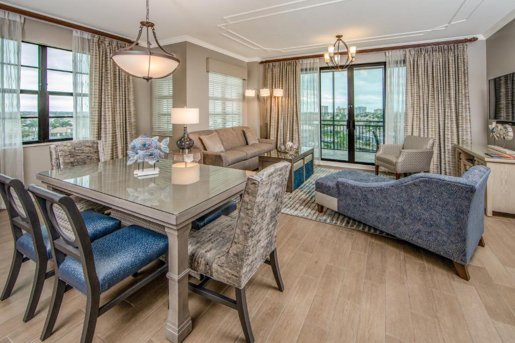 Uma área de estar em Holiday Inn Club Vacations Sunset Cove Resort