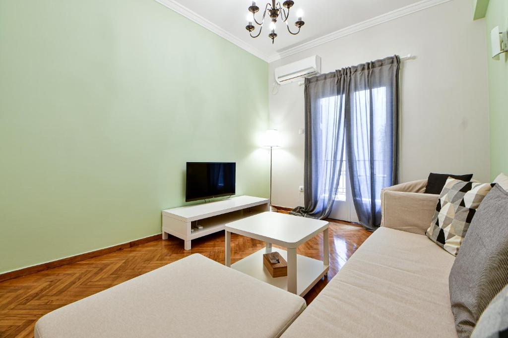 Telewizja i/lub zestaw kina domowego w obiekcie Thiras Lovely Apartment BY ZAIN