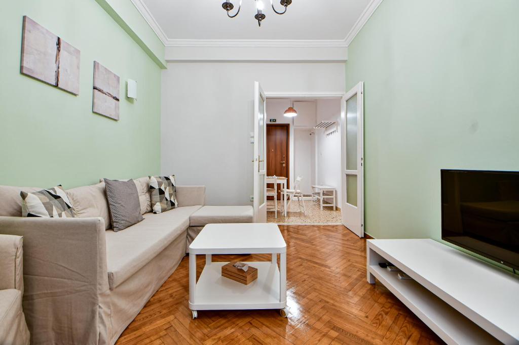 Telewizja i/lub zestaw kina domowego w obiekcie Thiras Lovely Apartment BY ZAIN