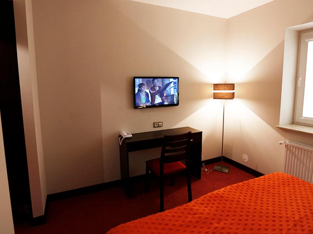 TV a/nebo společenská místnost v ubytování Hotel Otoliński