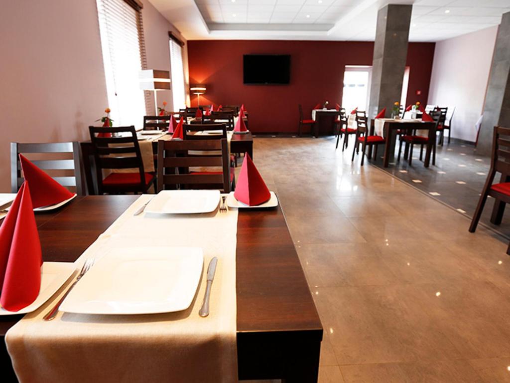 TV a/nebo společenská místnost v ubytování Hotel Otoliński