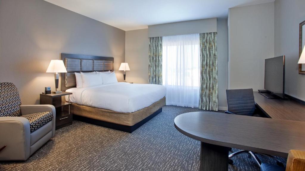 Candlewood Suites Grand Island by IHG - King Room - Hearing Accessible - Roll-in Shower