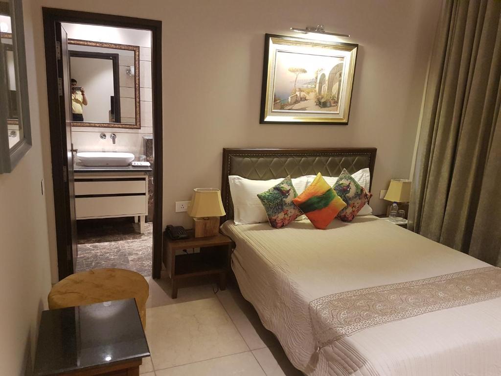 A bed or beds in a room at Hotel Kasauli Regency