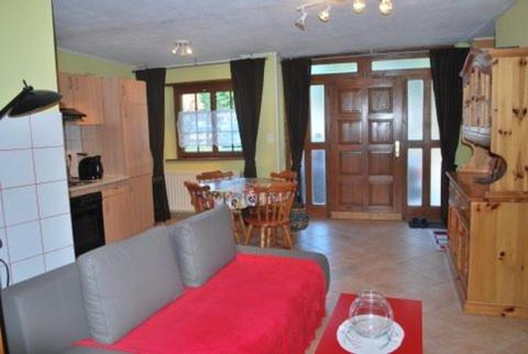 een woonkamer met een bank en een tafel bij Chez Alfred et Régine in Rouffach