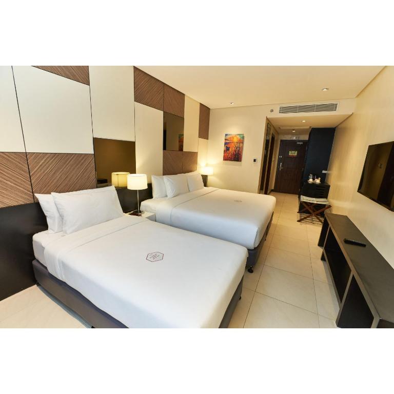 Postel nebo postele na pokoji v ubytování Summit Hotel Tacloban