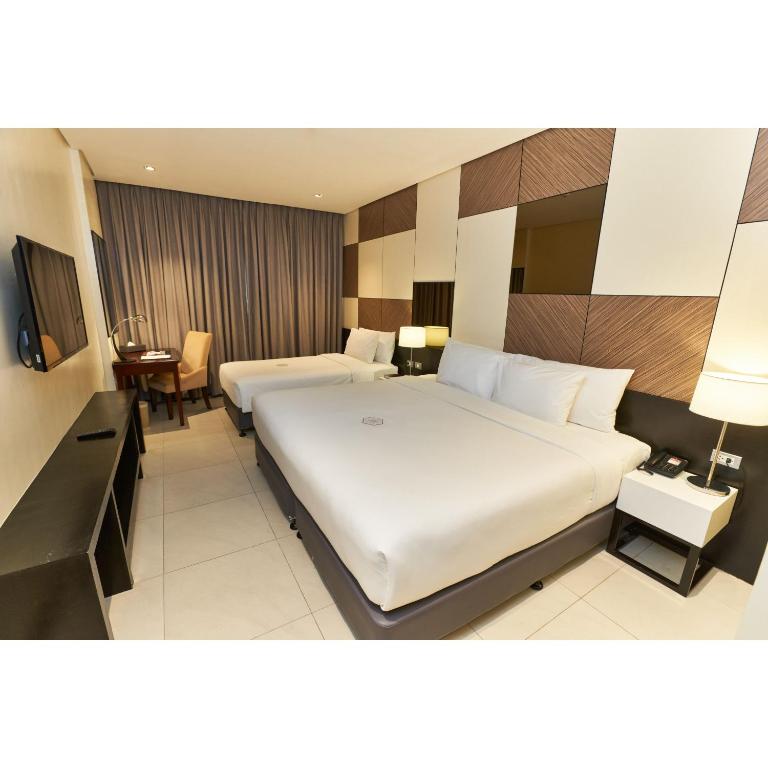 Postel nebo postele na pokoji v ubytování Summit Hotel Tacloban