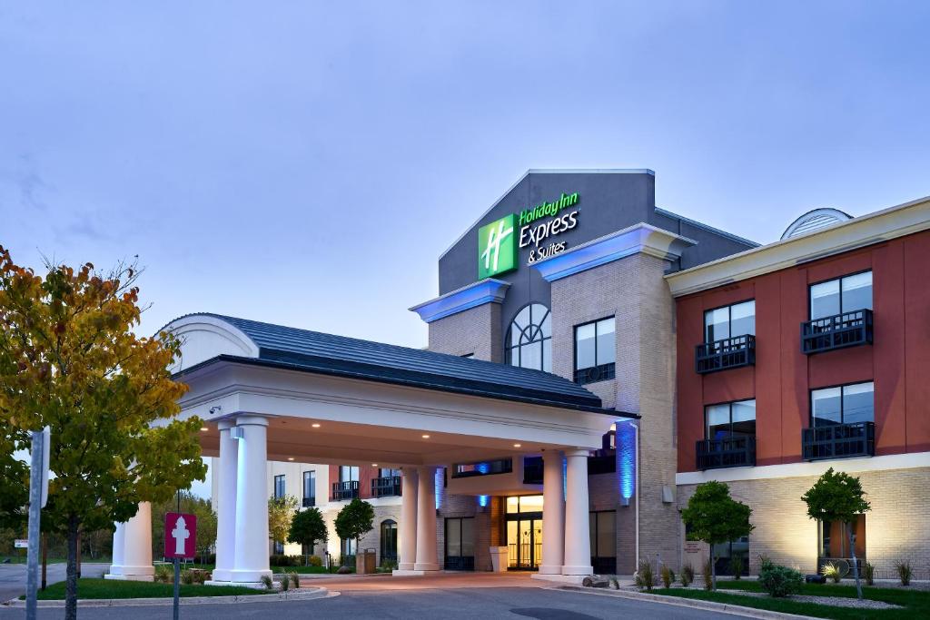 un hotel con un cartel en la parte delantera en Holiday Inn Express Hotel & Suites Dieppe Airport, an IHG Hotel en Moncton