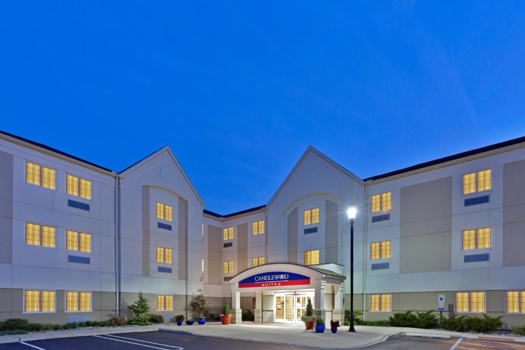 rysunek przedniej części budynku szpitala w obiekcie Candlewood Suites Bordentown-Trenton, an IHG Hotel w mieście Bordentown