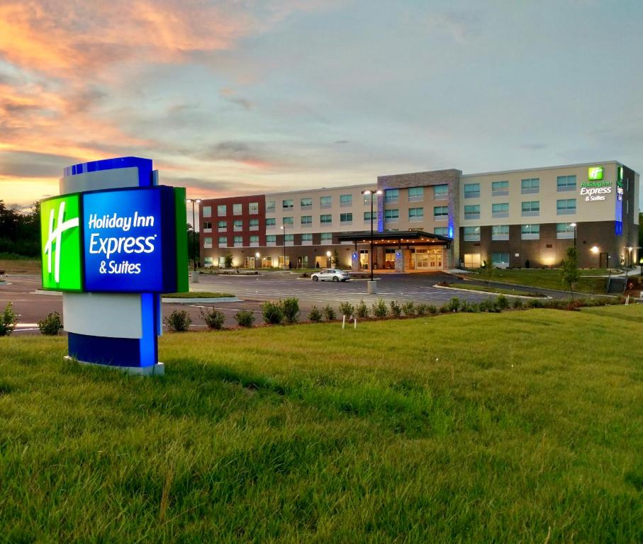 un edificio de hospital con un letrero en el césped en Holiday Inn Express & Suites Raleigh Airport - Brier Creek, an IHG Hotel en Raleigh