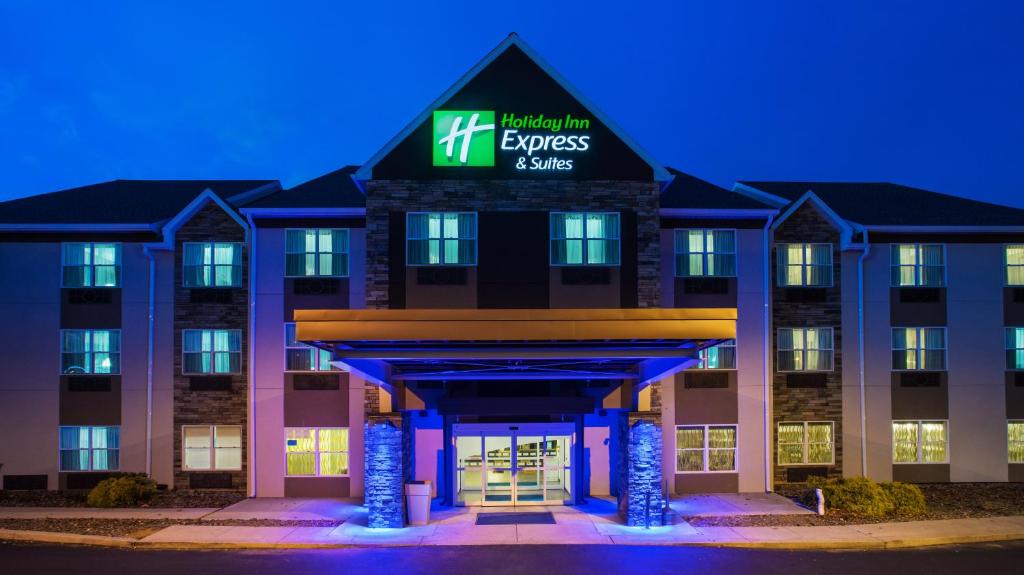 eine Darstellung der Vorderseite eines Hotels in der Unterkunft Holiday Inn Express & Suites Wyomissing, an IHG Hotel in West Reading