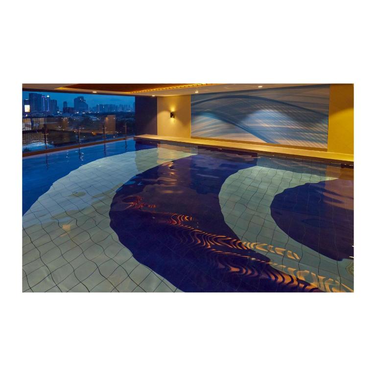 Bazén v ubytování Summit Hotel Greenhills nebo v jeho okolí
