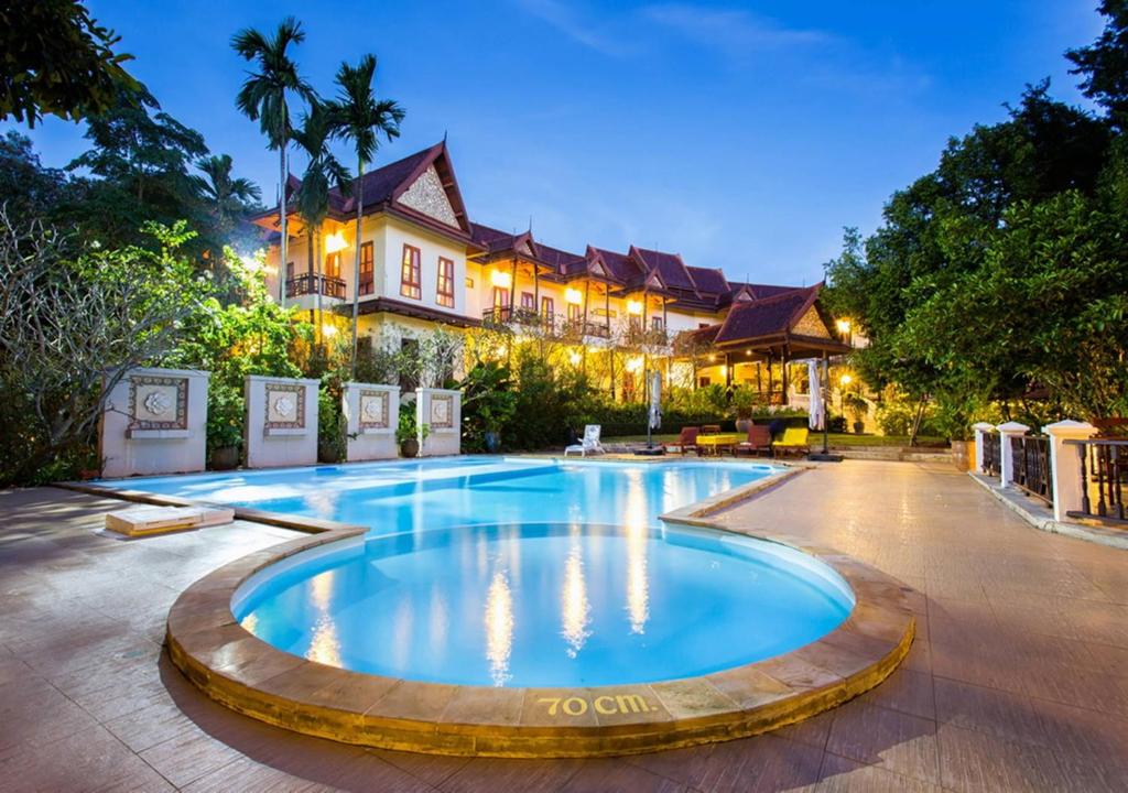 una piscina frente a una casa en Phuwanalee Resort, en Mu Si