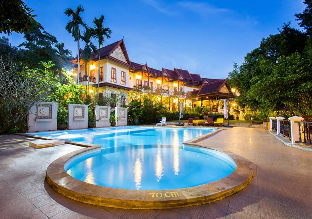 a swimming pool in front of a house at Phuwanalee Resort in Mu Si