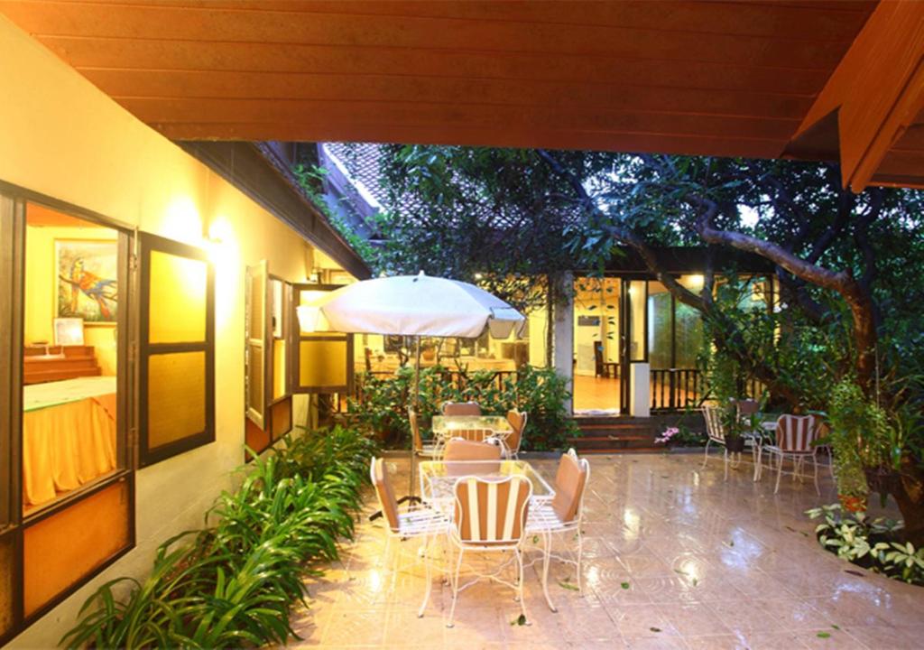 Jardín al aire libre en Phuwanalee Resort